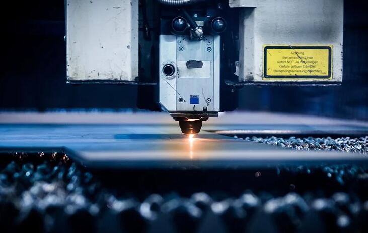 激光切割機(jī)工作中 激光切割機(jī)工作中