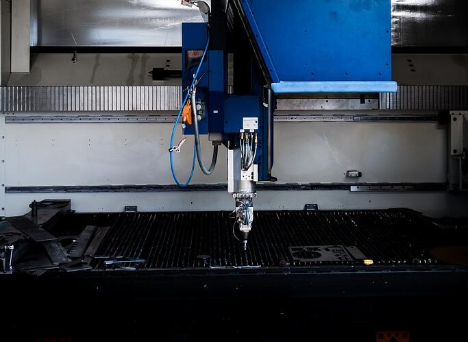 如何區(qū)分二氧化碳激光切割機和光纖激光切割機？