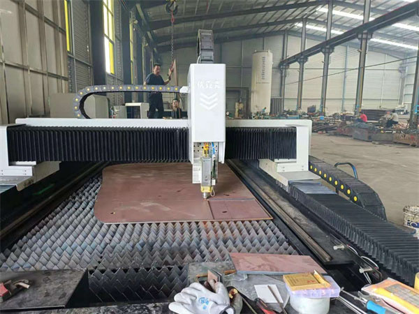 數(shù)控光纖激光切割機(jī)